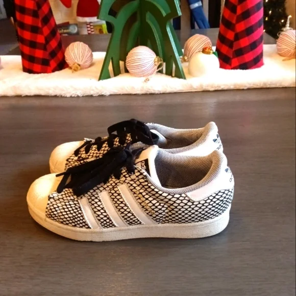 Mens Adidas SuperstarBlack and White Sneakers. Size 6.5. excellent condition